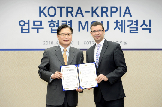 11일 서울 서초구 KOTRA 본사에서 아비 벤쇼산 KRPIA 회장과 권평오 KOTRA 사장이 업무협약을 체결하고 기념 촬영을 하고 있다.(KRPIA 제공)